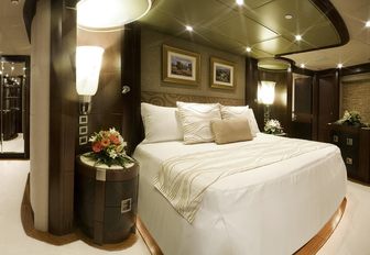 full-beam master suite aboard superyacht ‘De Lisle III’ 