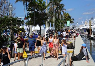 walkway along Flagler Drive is bustling with visitors at the Palm Beach Boat Show 2018