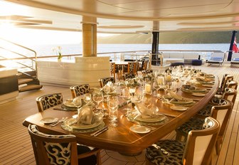 The alfresco dining table on board superyacht SOLANDGE