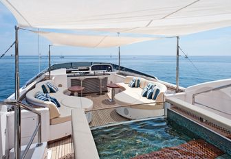 Jacuzzi, sofas and bar on the sundeck of charter yacht ‘Tutto Le Marrané’