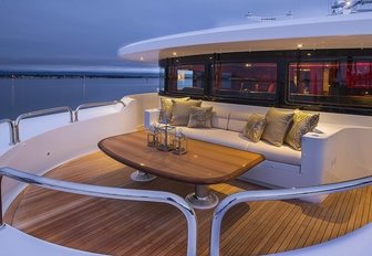 secluded seating on the foredeck of superyacht ‘Silver Lining’ 