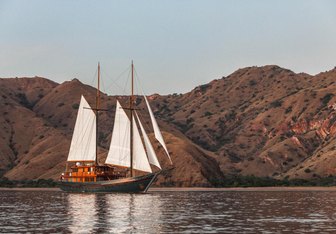 Vela Yacht Charter in Flores