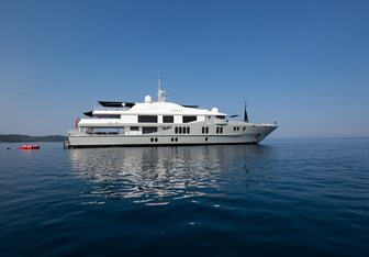 Idol yacht charter Oceanfast Motor Yacht
                                    