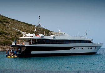 Harmony G Yacht Charter in Santorini