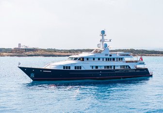 Solinda Yacht Charter in Greece