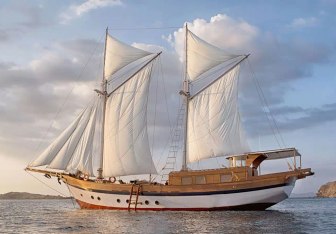 Anne Bonny Yacht Charter in Komodo