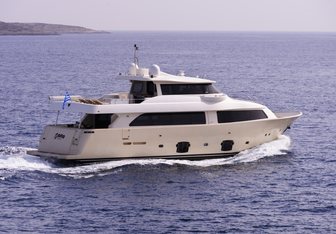 Dana yacht charter Custom Line Motor Yacht
                                    