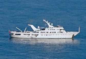 Esmeralda Yacht Charter in Delos