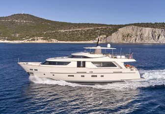 Flor Yacht Charter in Cyclades Islands