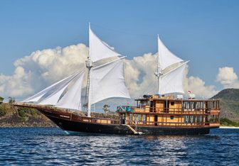 Oracle Yacht Charter in Komodo
