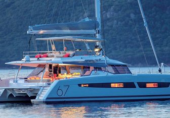 Looma yacht charter Fountaine Pajot Motor Yacht
                                    