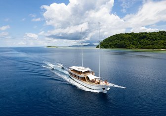 Fenides Yacht Charter in Komodo