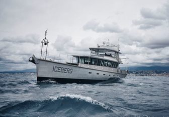 Iceberg Yacht Charter in Costa Rica
