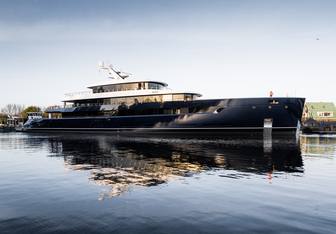 Les Cinq yacht charter Feadship Motor Yacht
                                    