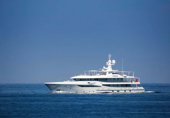 Papa Yacht Charter in Italy