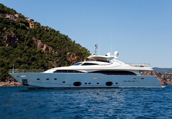 Robusto Yacht Charter in Italy