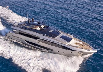 Sylia Yacht Charter in Antiparos