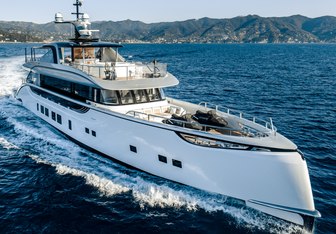 Jetsetter yacht charter Dynamiq Motor Yacht