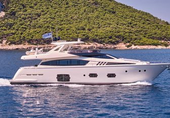 Bon Bon Yacht Charter in Santorini