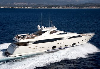 Robusto yacht charter Custom Line Motor Yacht
                                    