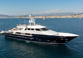 Sensei yacht charter Mitsubishi Heavy Industries Motor Yacht
                                    