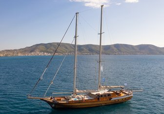 Entre Cielos Yacht Charter in Cyclades Islands