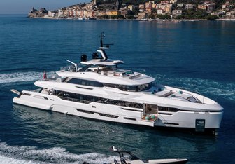 Bee yacht charter Baglietto Motor Yacht
                                    