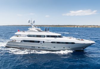 Maximilian MMIV Yacht Charter in Kefalonia