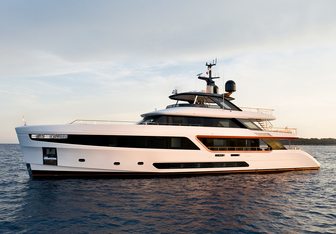 Legend Yacht Charter in Antibes