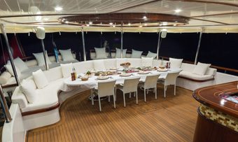 Halcon Del Mar yacht charter lifestyle