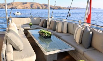 Grand Maloekoe yacht charter lifestyle