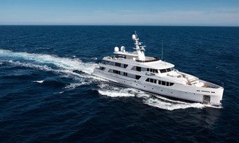 Kadimo's yacht charter Codecasa Motor Yacht