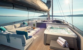 San LiMi yacht charter lifestyle