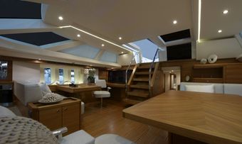 Reina yacht charter lifestyle