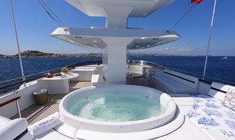 L'Albatros yacht charter lifestyle