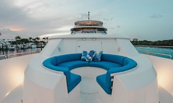 La Lady yacht charter lifestyle