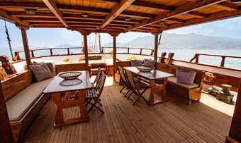 Aegeotissa II yacht charter lifestyle