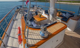 IWJ Lyra yacht charter lifestyle