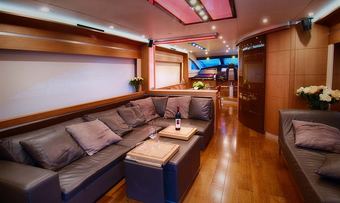 Saint-Anna yacht charter lifestyle