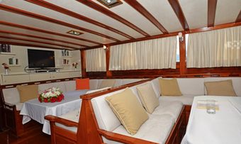 Holiday 10 yacht charter lifestyle