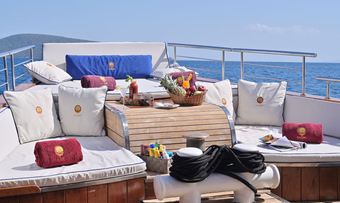 Kalizma yacht charter lifestyle