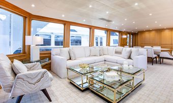 Viaggio yacht charter lifestyle