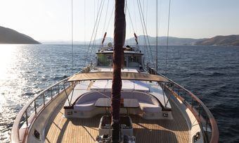 SIYU yacht charter lifestyle