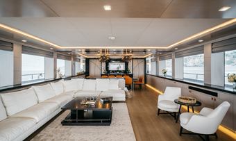 Heeus yacht charter lifestyle