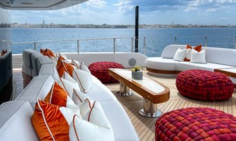 Amor a Vida yacht charter lifestyle
