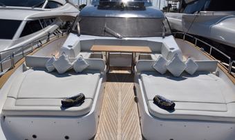 Ray 3 yacht charter lifestyle