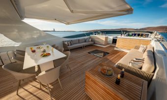 Cada Uno yacht charter lifestyle