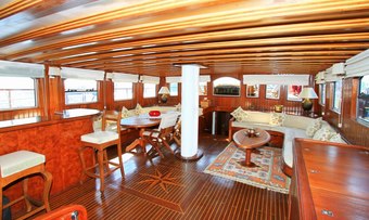 CEO III yacht charter lifestyle