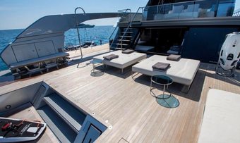 HM 1 yacht charter lifestyle