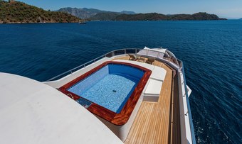 Adamaris yacht charter lifestyle